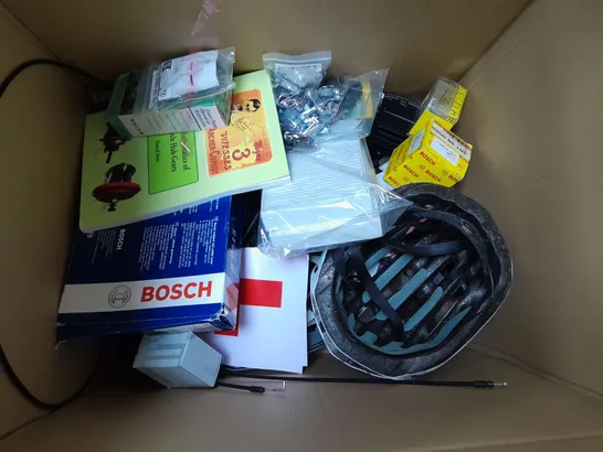 BOX OF ASSORTED CAR ITEMS TO INCLUDE AIR COMPRESSOR - ANT IFOG SPRAY - LERNER PLATE / COLLECTION ONLY 