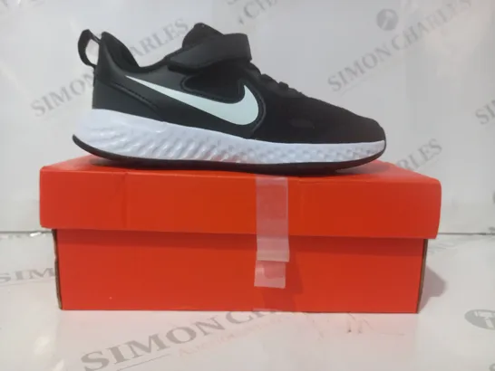 BOXED PAIR OF NIKE REVOLUTION 5 KIDS SHOE SIN BLACK/WHITE UK SIZE 11