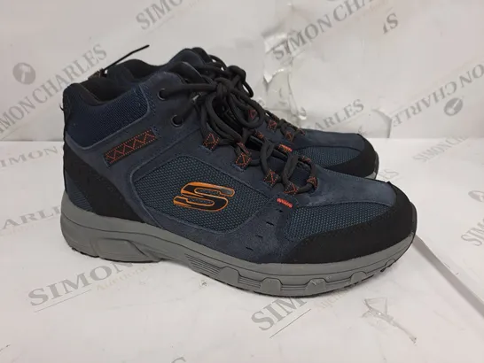 BOXED SKECHERS MEN'S OAK CANYON MID TOP LACE BOOTS, NAVY - SIZE 9