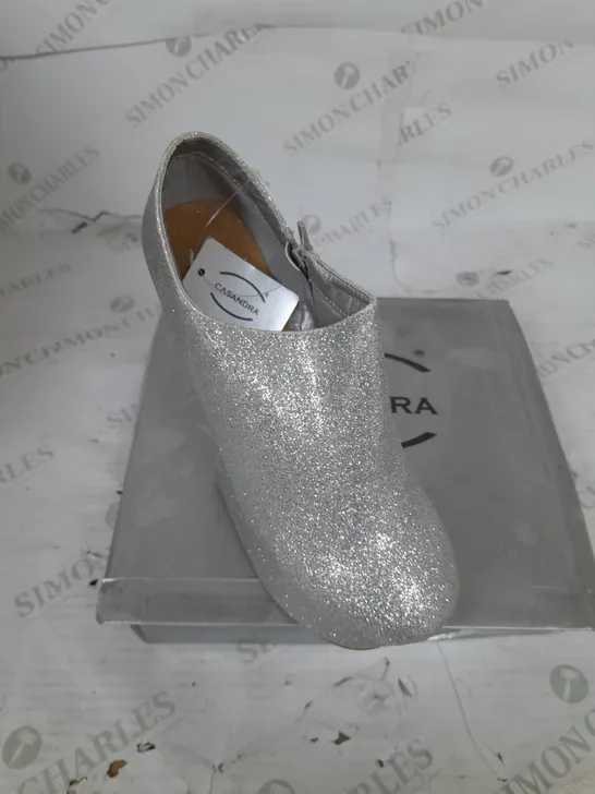 BOXED PAIR OF CASANDRA PLATFORM ANKLE SHOE IN SILVER GLITTER WITH SILVER STUD DETAIL SIZE 6