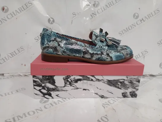 BOXED PAIR OF MODA INPELLE BLUE SILVER SNAKE PRINT WIDE FIT SMART LOAFER IN SIZE 39