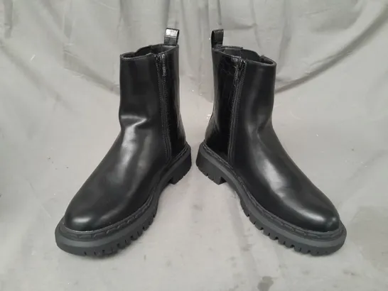 BOXED PAIR OF SCHUH CHELSEA BOOTS IN BLACK UK SIZE 6