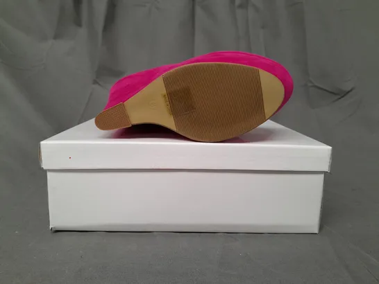 BOXED PAIR OF KOI COUTURE HR5 PLATFORM HIGH WEDGE FAUX SUEDE SHOES IN FUCHSIA SIZE 8