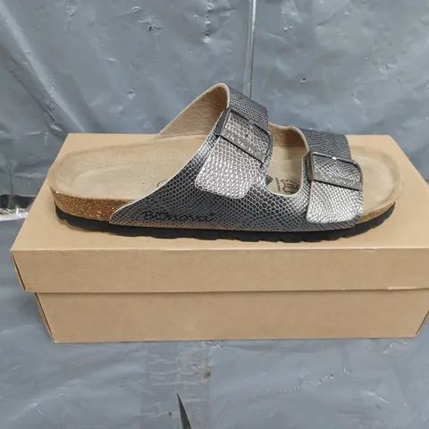 BOXED PAIR OF WOMENS BONOVA SANDALS SIZE 6