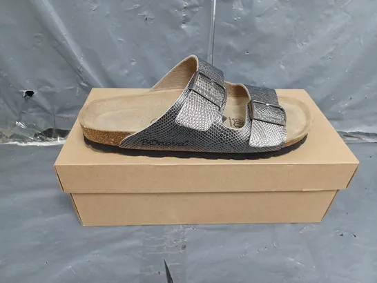 BOXED PAIR OF WOMENS BONOVA SANDALS SIZE 6