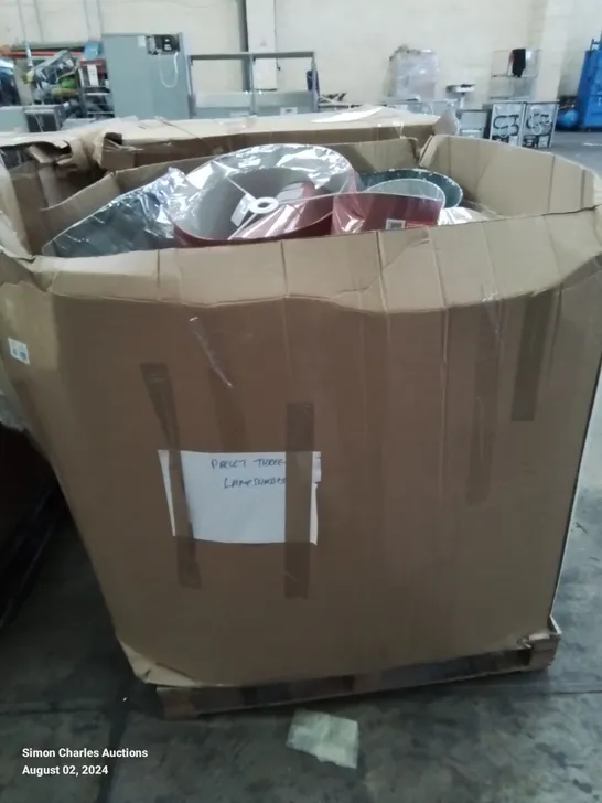 PALLET CONTAINING VARIOUS HOME LIGHTING FITTINGS AND LAMP SHADES