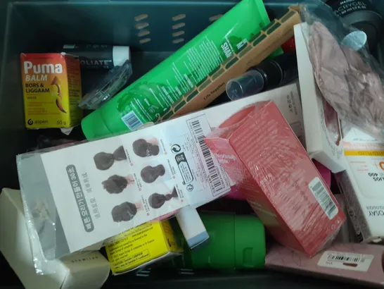 BOX OF APPROX 15 ASSORTED HEALTH AND BEAUTY ITEMS TO INCLUDE -  GIVE ME SHAMPOO , VASELINE COCOA BUTTER , TATTI LASHES ETC