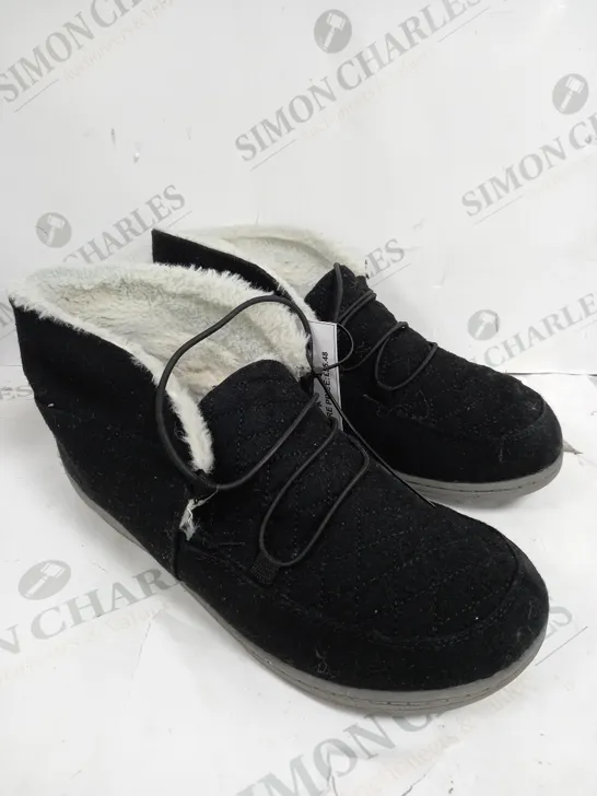 BOXED PAIR OF VIONIC BELIEVE SLIPPERS IN BLACK SIZE 7