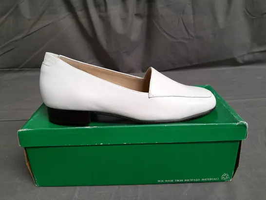 BOXED PAIR OF CLARKS WHITE LEATHER SHOES SIZE UK 6.5