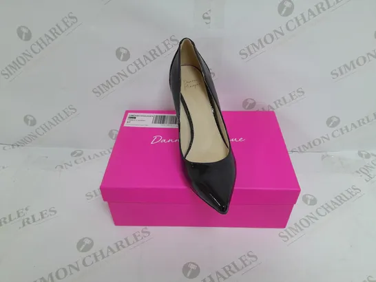 BOXED PAIR OF DANNII MINOGUE DISCO QUEEN COURTS IN BLACK PATENT LEATHER SIZE 4