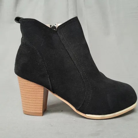 BOXED PAIR OF DESIGNER BLOCK HEEL ANKLE BOOTS IN BLACK EU SIZE 35