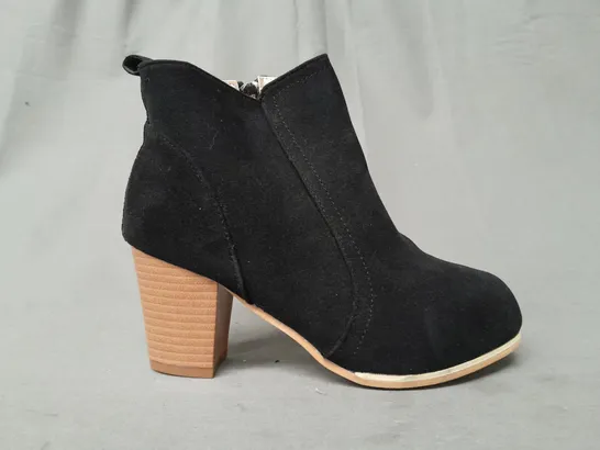 BOXED PAIR OF DESIGNER BLOCK HEEL ANKLE BOOTS IN BLACK EU SIZE 35