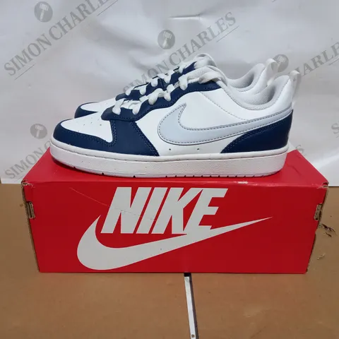 BOXED PAIR OF NIKE COURT BOROUGH LOW 2 TRAINERS SIZE 5 