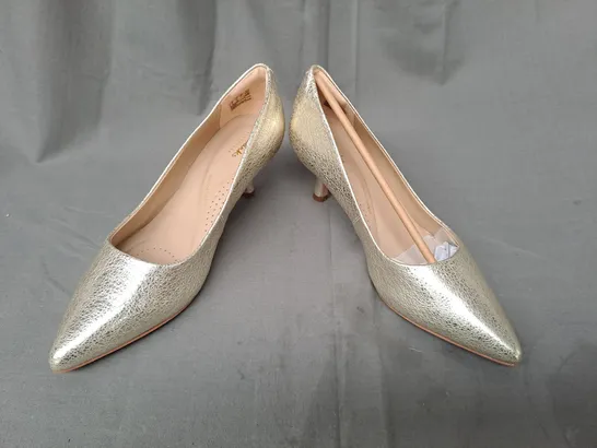 BOXED PAIR OF CLARKS LOW HEELED POINTED TOE SHOES IN METALLIC CHAMPAGNE UK SIZE 6