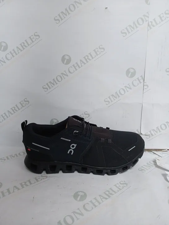 ON RUNNING CLOUD 5 WATERPROOF TRAINERS - UK 8 