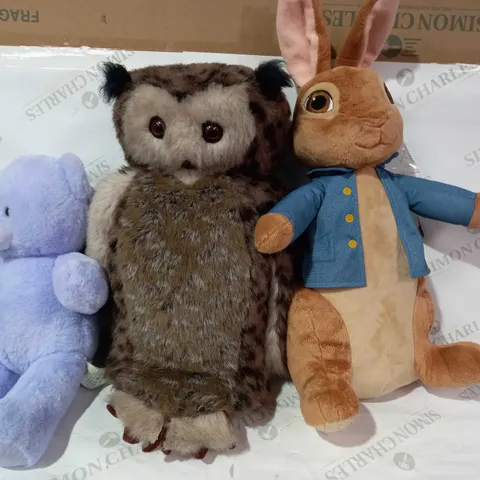 LOT OF 3 ASSORTED SOFT PLUSH TOYS TO INCLUDE PETER RABBIT, FLUFFY OWL, AND BUILD-A-BEAR LAVENDER BEAR