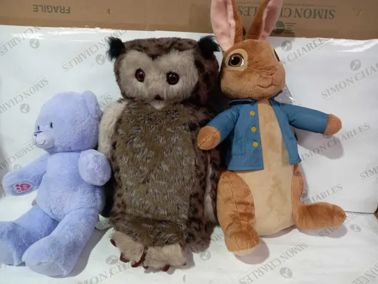 LOT OF 3 ASSORTED SOFT PLUSH TOYS TO INCLUDE PETER RABBIT, FLUFFY OWL, AND BUILD-A-BEAR LAVENDER BEAR