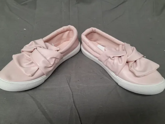 BOX OF APPROXIMATELY 8 PAIRS OF DESIGNER SLIP-ON SHOES IN PINK - VARIOUS SIZES