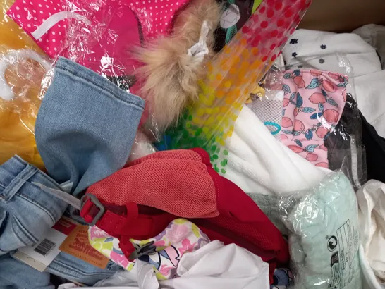 BOX OF APPROXIMATELY 10 ASSORTED CHILDREN'S CLOTHING AND FASHION ITEMS IN VARIOUS STYLES AND SIZES RANGING BETWEEN 16+ YEARS & UNSPECIFIED ITEMS - COLLECTION ONLY