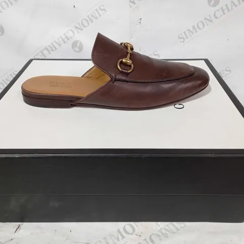 BOXED PAIR OF GUCCI LEATHER SLIP-ON LEATHER SHOES IN BROWN W. GOLD EFFECT CHAIN UK SIZE 7