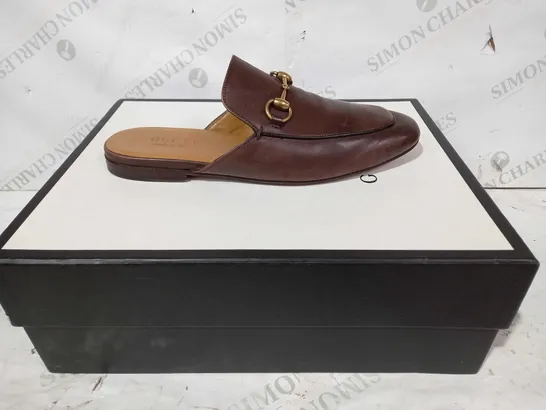 BOXED PAIR OF GUCCI LEATHER SLIP-ON LEATHER SHOES IN BROWN W. GOLD EFFECT CHAIN UK SIZE 7