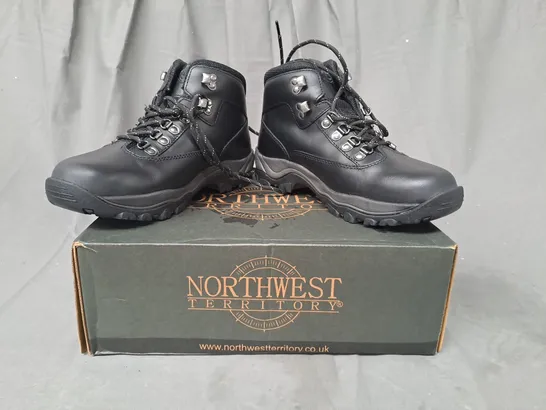 BOXED PAIR OF NORTHWEST TERRITORY PEAK ANKLE BOOTS IN BLACK UK SIZE 7