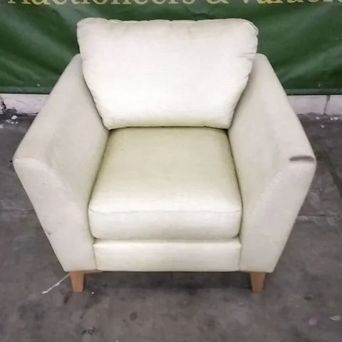 QUALITY CREAM/GREEN ARMCHAIR WITH WOODEN LEGS