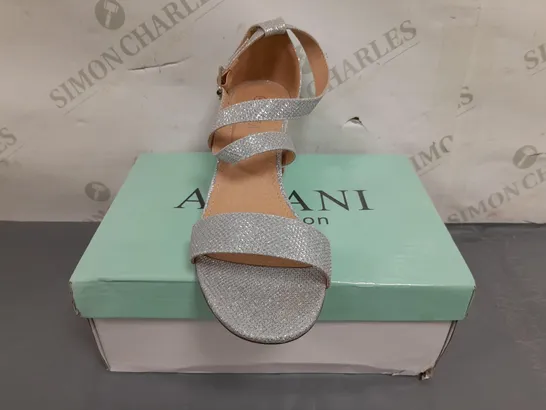 BOXED PAIR OF AJVANI COLLECTION OPEN TOE LOW BLOCK HEEL SANDALS IN SILVER W. GLITTER EFFECT UK SIZE 5