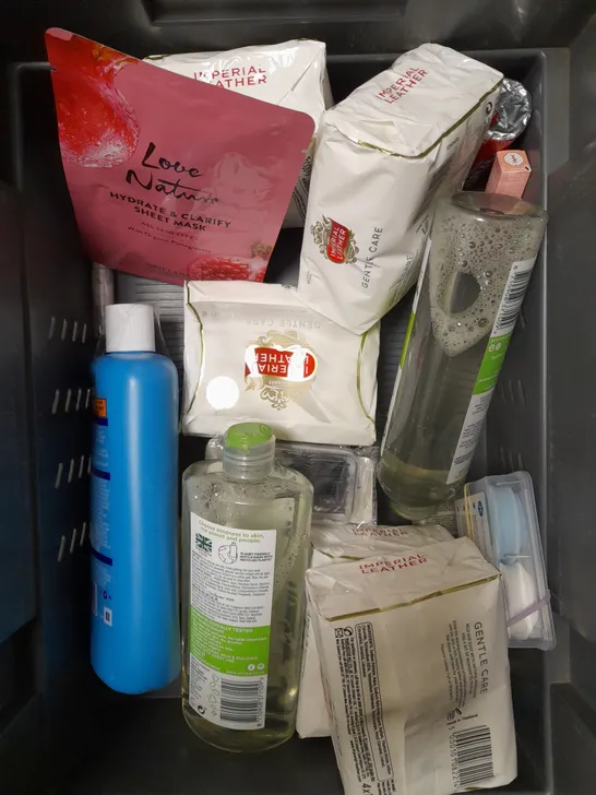 BOX OF APPROXIMATELY 20 ASSORTED HEALTH AND BEAUTY ITEMS TO INCLUDE ORIGINS FROTHY FACE WASH, THE ORDINARY ROSE HIP SEED OIL, PERSONAL LUBRICANT ETC