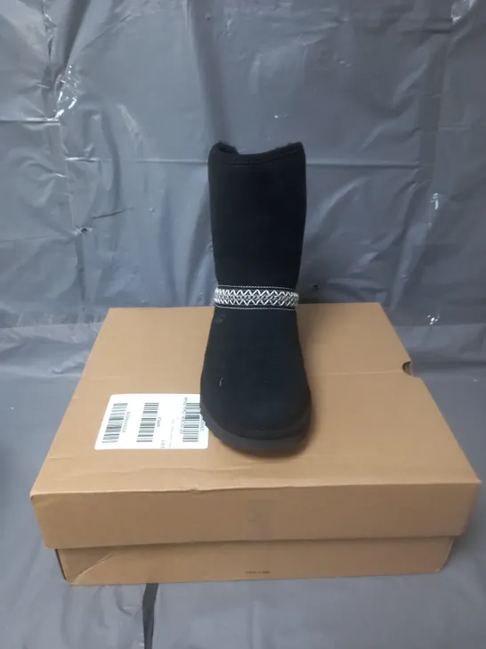 UGG WOMENS CLASSIC SHORT CRESCENT BOOT - BLACK - 6 RRP £170