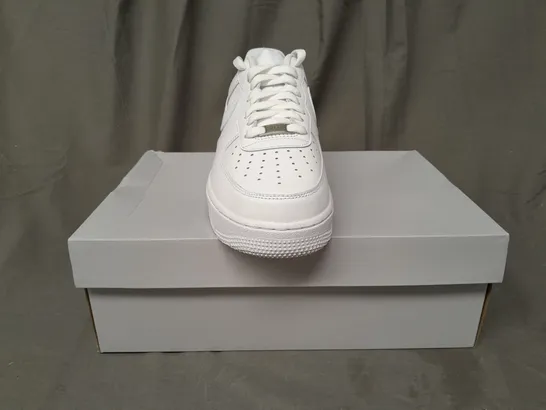 BOXED PAIR OF NIKE AIR FORCE 1 '07 SHOES IN WHITE UK SIZE 8.5