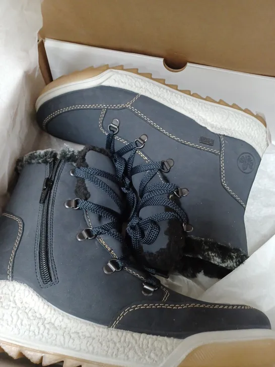 WARM HIKER BOOTS, NAVY - SIZE 7.5 4466165-Simon Charles Auctioneers