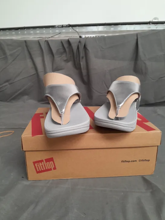 BOXED PAIR OF FITFLOP WOMENS LULU LEATHER TOEPOST SILVER SIZE 8