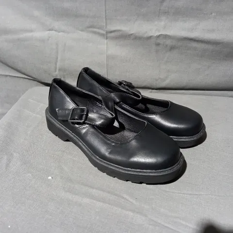 APPROXIMATELY 17 PAIRS OF LILLEY GIRLS SCHOOL SHOE IN BLACK SIZE 2