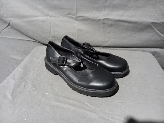 APPROXIMATELY 14 PAIRS OF LILLEY GIRLS SCHOOL SHOE IN BLACK SIZE 2