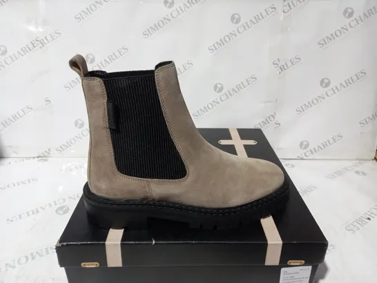 WALK LONDN MARINA CHEALSEA BOOTS IN TAUPE SIZE 6