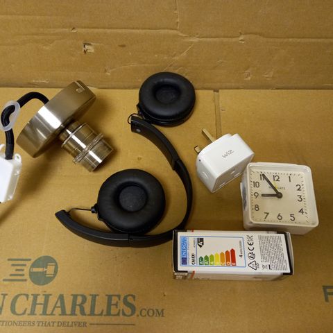 BOX OF APPROX 5 ASSORTED ITEMS TO INCLUDE LIGHTBULB, DESK CLOCK, PLUG ADAPTER 