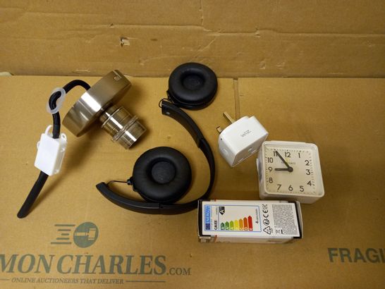 BOX OF APPROX 5 ASSORTED ITEMS TO INCLUDE LIGHTBULB, DESK CLOCK, PLUG ADAPTER 