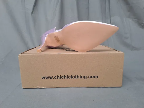 BOXED PAIR OF CHI CHI STILETTO HEEL COURT SHOES IN LILAC W. EMBELLISHED ANKLE STRAP SIZE 6