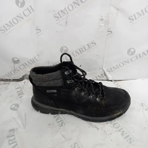 UNBOXED PAIR OF SKECHERS SYNERGY WARM TECH BOOTS IN BLACK UK SIZE 5.5