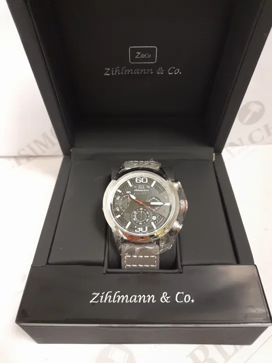 MEN’S ZIHLMANN & CO CHRONOGRAPH WATCH – MODEL ZC320 – SILVER COLOUR CASE – BLACK DIAL WITH SUB DIALS – 3ATM WATER RESISTANT – LEATHER STRAP 