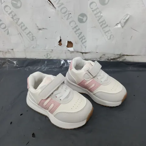 PAIRS OF KIDS TRAINERS IN CREAM/PINK SIZE UE 23