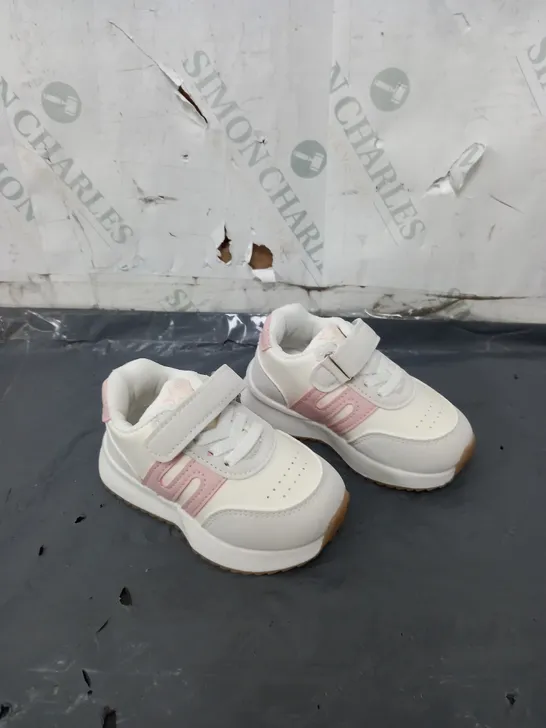 PAIRS OF KIDS TRAINERS IN CREAM/PINK SIZE UE 23