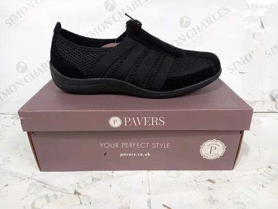 BOXED PAIR OF PAVERS MEMORY FOAM SHOES IN BLACK EU SIZE 39