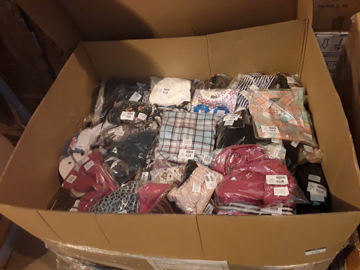 Lot 6506: PALLET OF ASSORTED CLOTHING ITEMS - Simon Charles Auctioneers