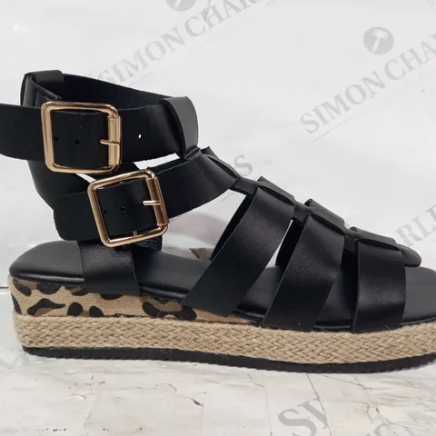 BOXED PAIR OF DESIGNER OPEN TOE STRAPPY SANDALS IN BLACK SIZE UNSPECIFIED