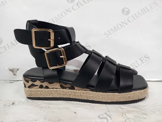 BOXED PAIR OF DESIGNER OPEN TOE STRAPPY SANDALS IN BLACK SIZE UNSPECIFIED