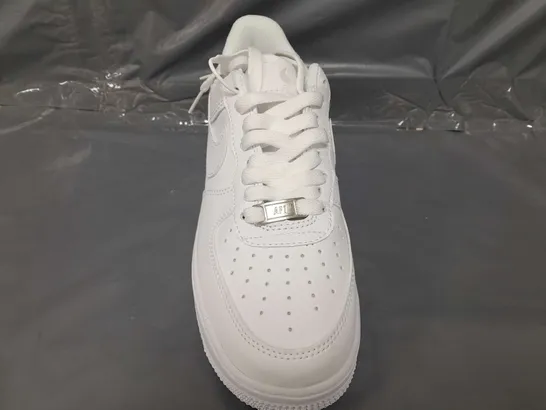 BOXED PAIR OF NIKE AIR FORCE 1 '07 SHOES IN WHITE UK SIZE 4.5