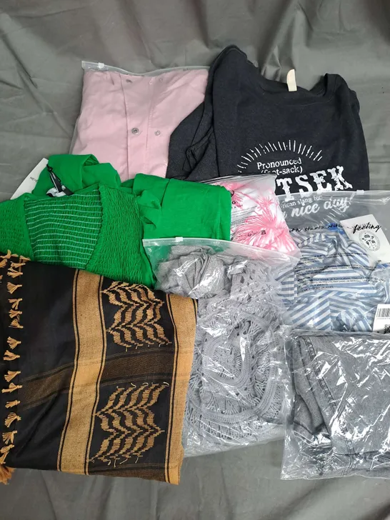 BOX OF APPROXIMATELY 25 ASSORTED CLOTHING ITEMS TO INCLUDE - COAT, DRESS, SWIMWEAR ETC