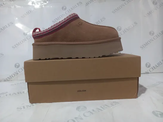 BOXED PAIR OF UGG WTAZZ SHOES IN CHESTNUT UK SIZE 5